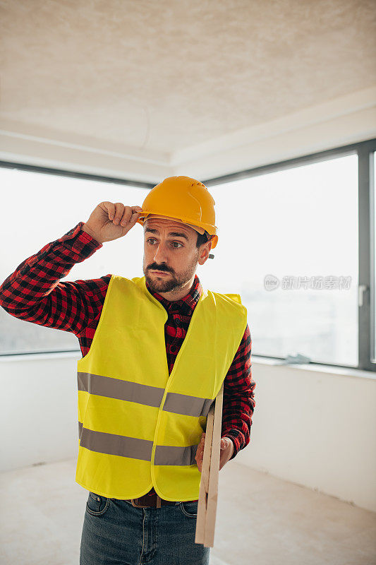 第一天上班的年轻建筑工人