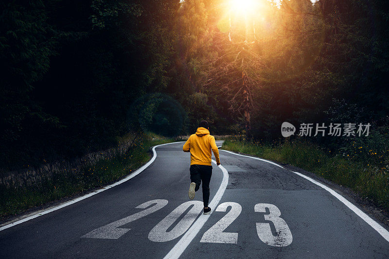 奔向2023年新目标的人在山路上奔跑。新的2023年，新的雄心、挑战、计划、目标和愿景