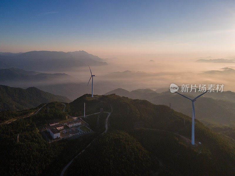 云海和山上的风电场