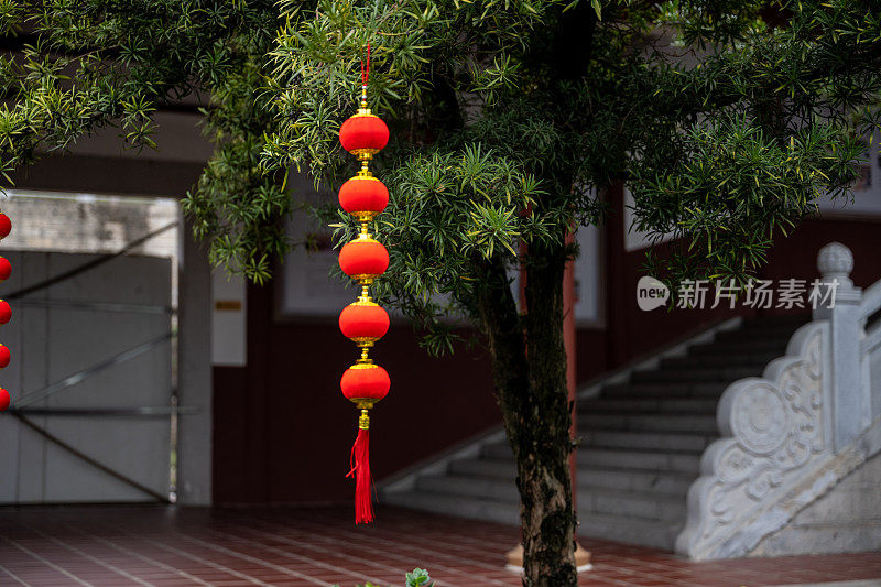 春节期间，红灯笼挂在寺庙里