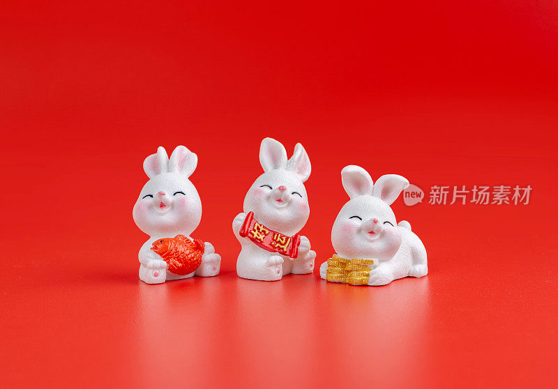 2023年。兔子装饰与汉语句子分别表示吉祥如意，心想事成，吉祥如意，万事如意，放在红包上意味着万事重要。
