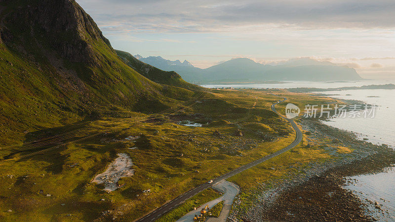 罗浮敦群岛日落时分，汽车行驶在海边风景优美的山路上的鸟瞰图