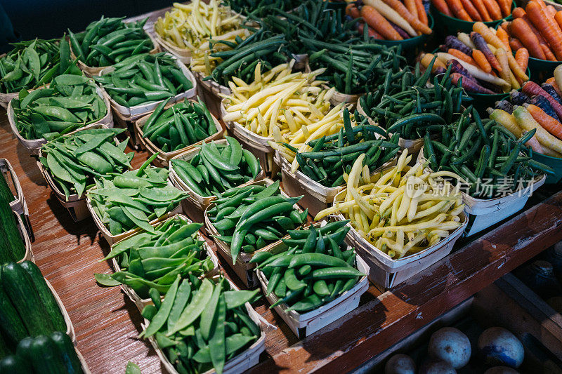 公共市场上的青豆和胡萝卜