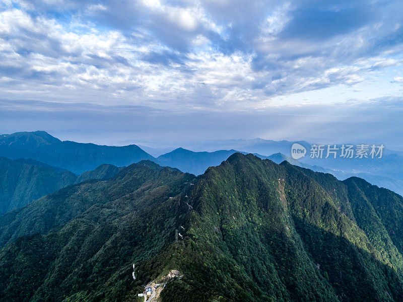 山地和绿色森林的航空摄影