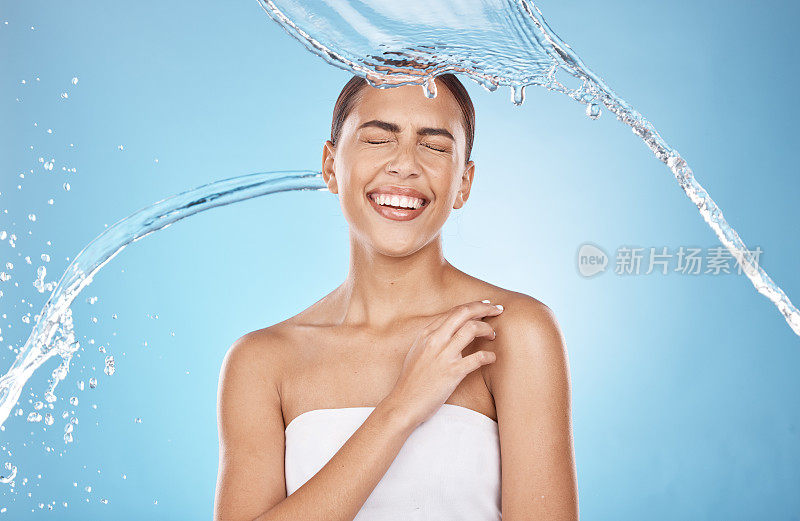 女性护肤，笑或水溅在蓝色背景工作室淋浴保健保健，巴西卫生保养或自我护理修饰。快乐的微笑，美丽的模特和清洁的水滴