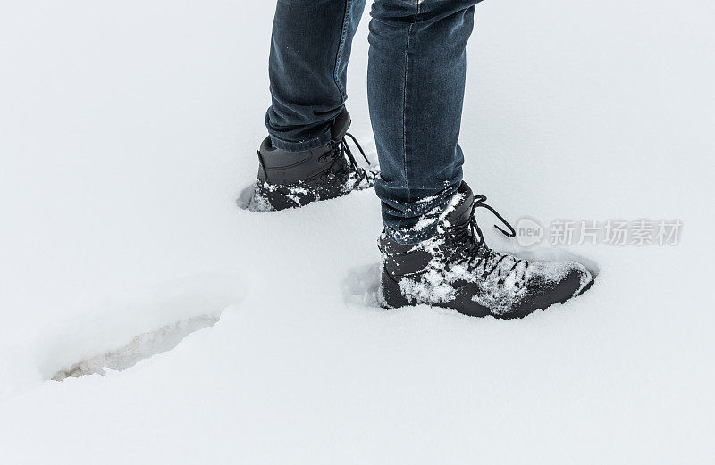 雪地里的靴子