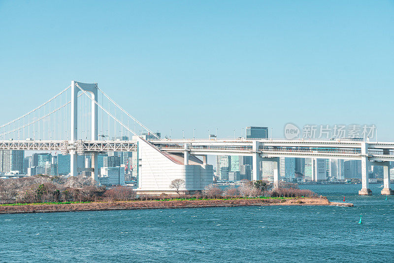 彩虹桥横跨东京湾，日本东京