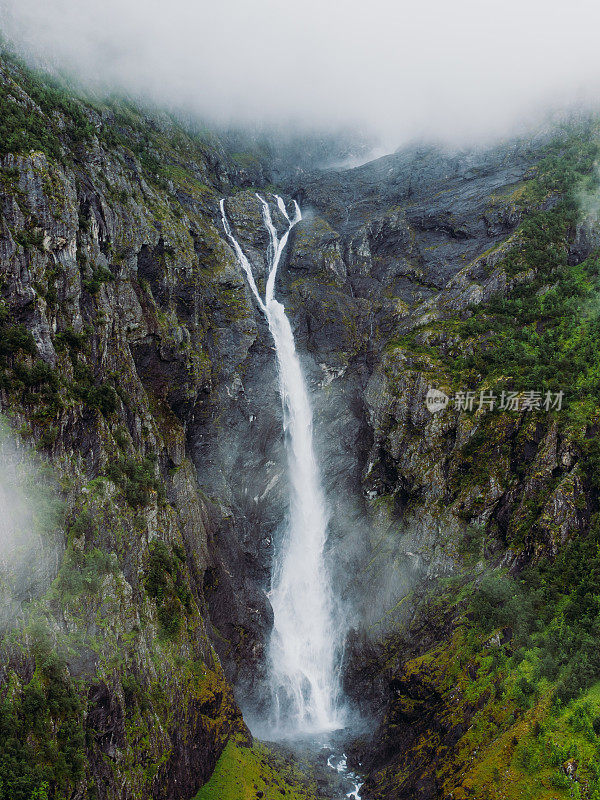 航拍的Mardalsfossen瀑布在风景秀丽的绿色山谷在挪威