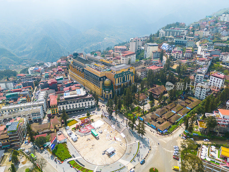 亚洲越南老蔡省萨帕市山城景观鸟瞰图，阳光明媚，夕阳西下，云中山景