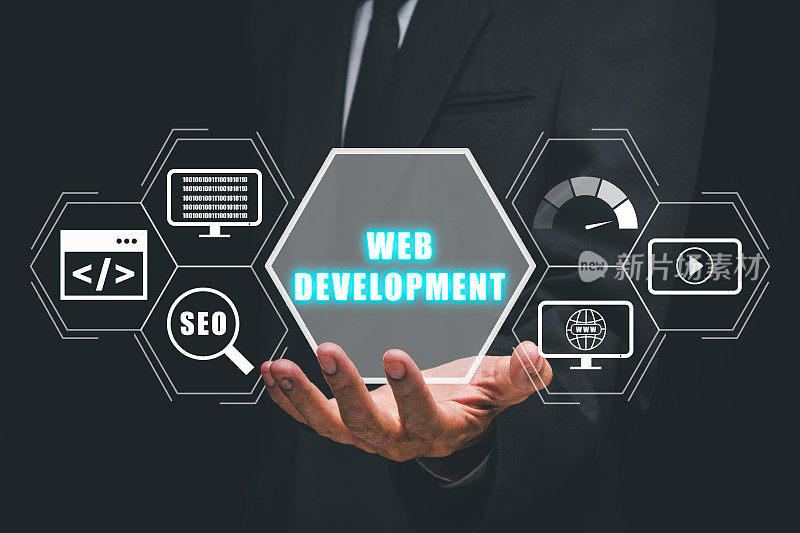 网页开发编码编程互联网技术商业概念，商人手持虚拟屏幕上的网页开发图标。