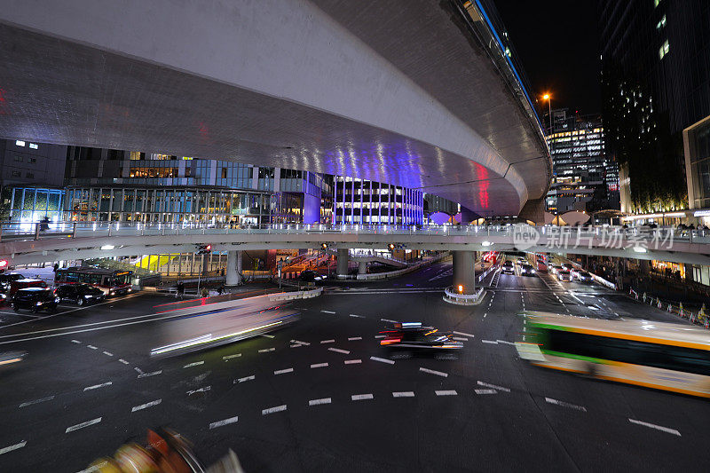 高速公路、人行道和十字路口的城市夜景