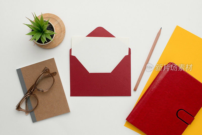 红色信封，空字条和个人写作用品平放