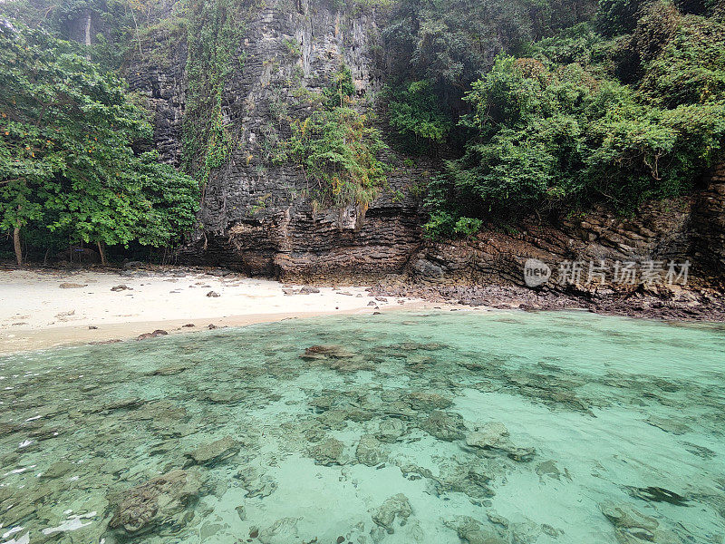 泰国甲米省波达岛隐蔽海滩的透明海水