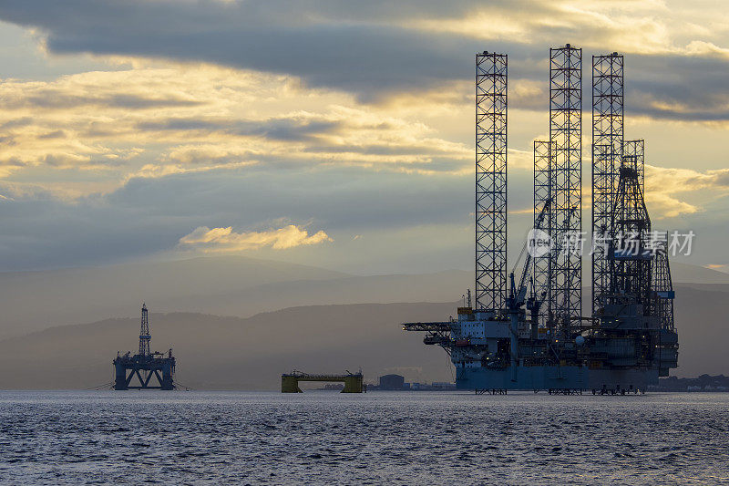 石油钻井平台停泊在苏格兰克罗马蒂湾