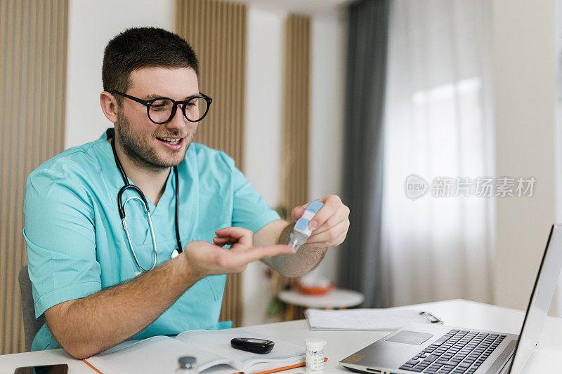 医生在他的手指上使用柳叶刀