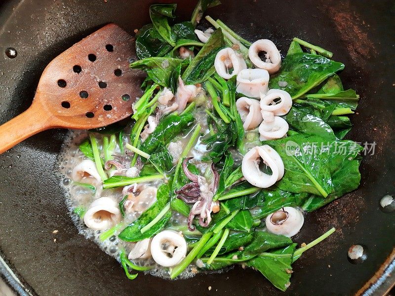 烹调炒羽衣甘蓝蔬菜及鱿鱼-食物准备。