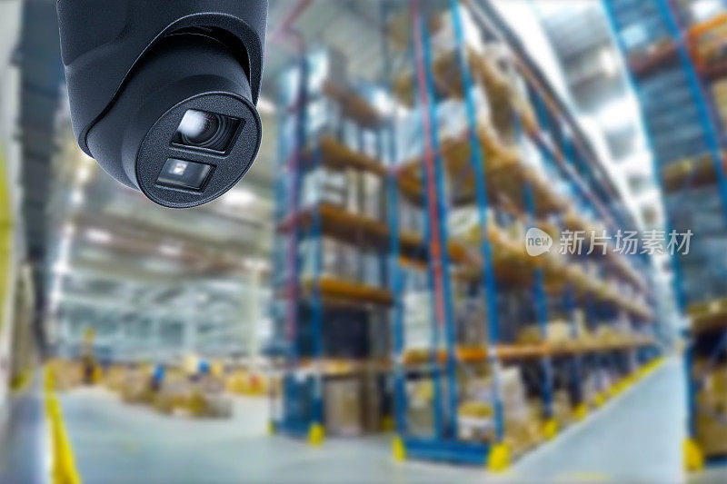 闭路摄像机多角度闭路电视系统，以现代仓库为背景。货物保护的概念。