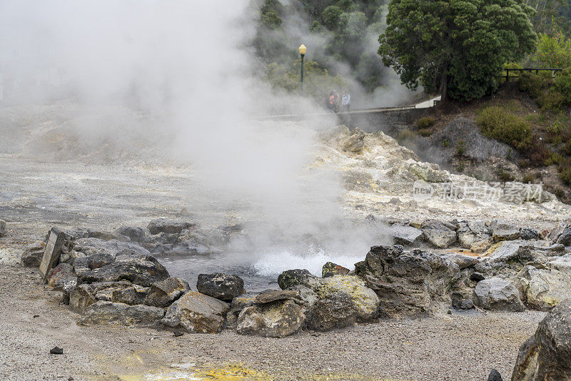 亚速尔群岛圣米格尔富纳斯湖的火山温泉
