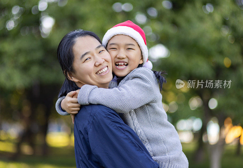 母亲拥抱圣诞女孩