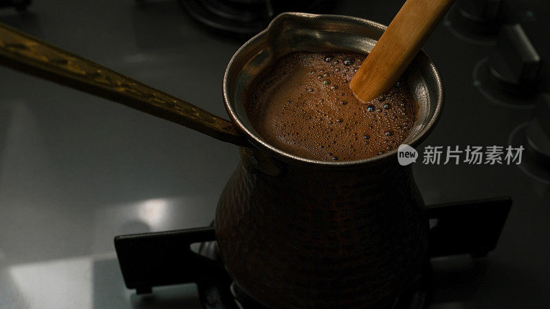 传统的土耳其咖啡与传统的咖啡壶起泡