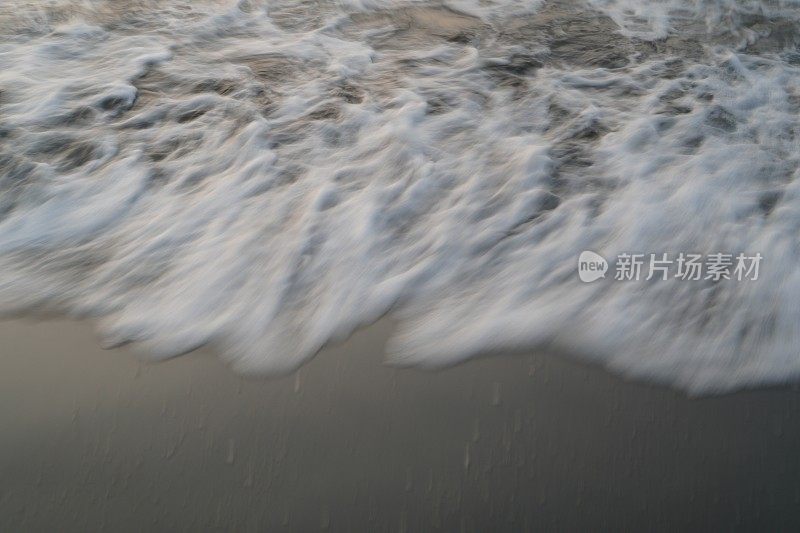 海浪拍打着沙滩