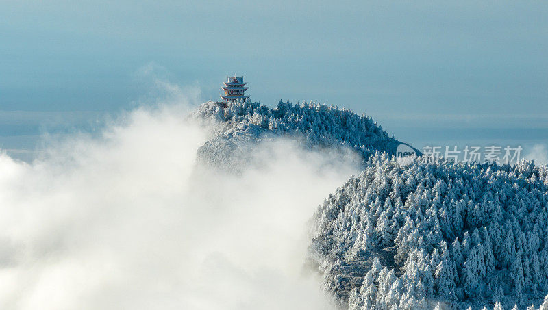 冬季航拍白雪覆盖的峨眉山，四川峨眉山的金顶(华藏寺)，中国著名的佛教名山