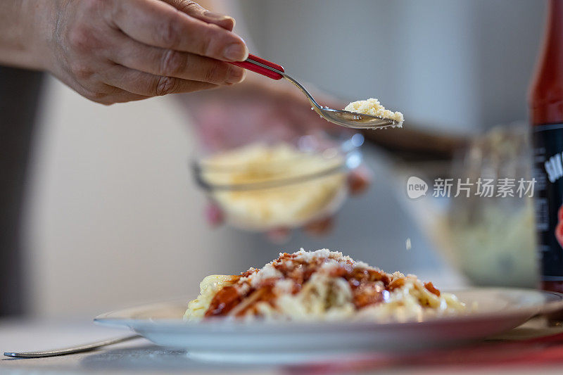 制作新鲜美味的意大利面，意大利面配上番茄酱、大蒜、罗勒和香料