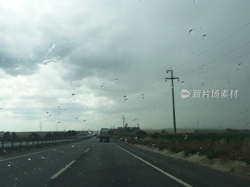 下雨天开车，司机视角