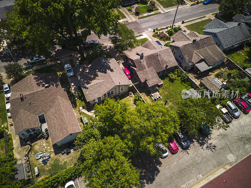 孟菲斯中城附近的多户住宅和沿街停车场，鸟瞰图，田纳西州