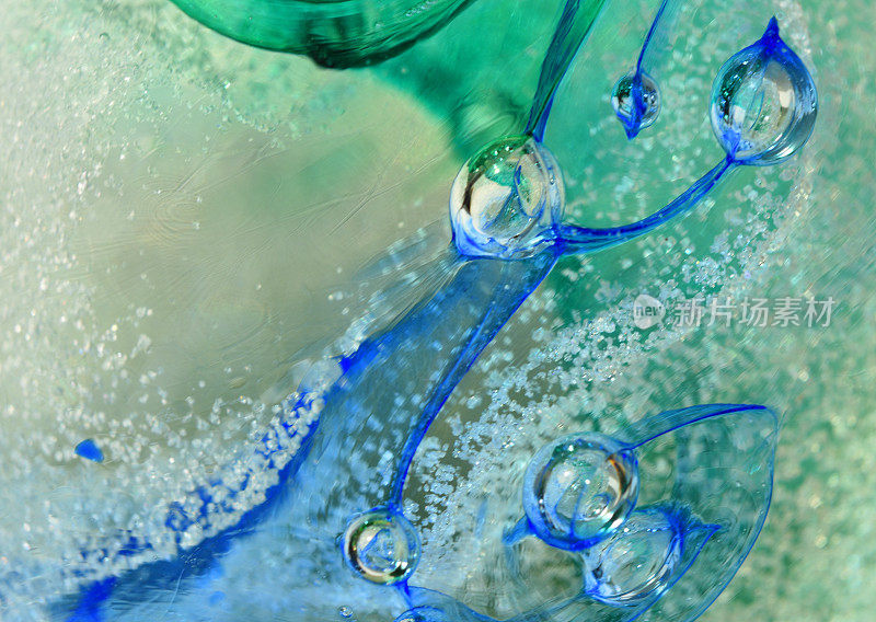 气泡和颜色在玻璃蓝色和绿色的背景。