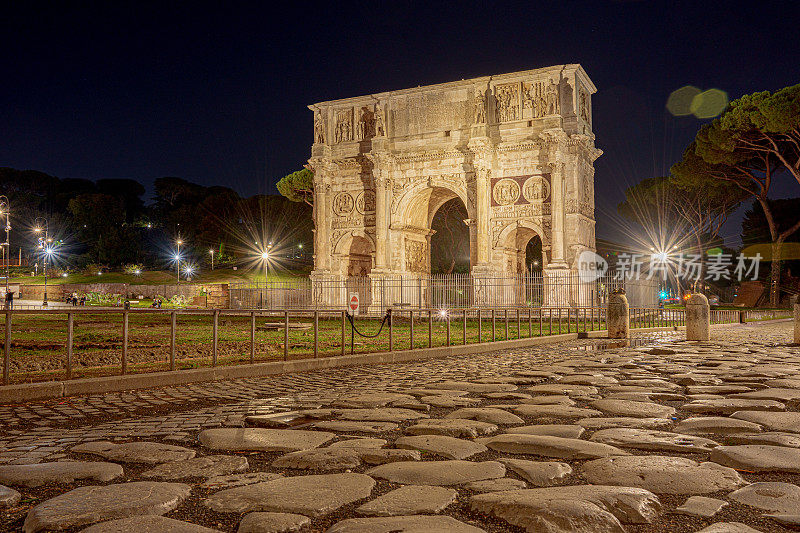 罗马斗兽场附近的君士坦丁拱门，是纪念公元312年罗马皇帝君士坦丁一世在米尔维安桥战役中获胜的纪念碑