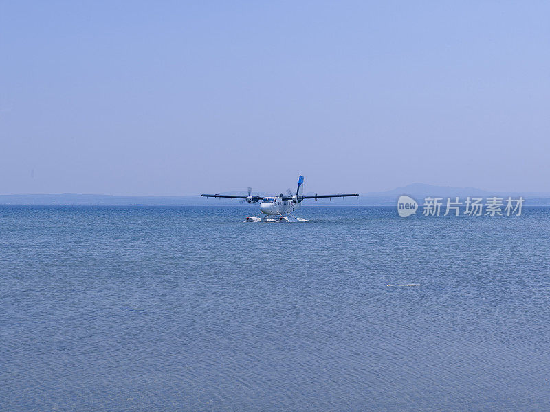 海上的水上飞机。水上飞机停靠在土耳其爱琴海北部波兹卡达海湾的码头上。夏天。没有人。