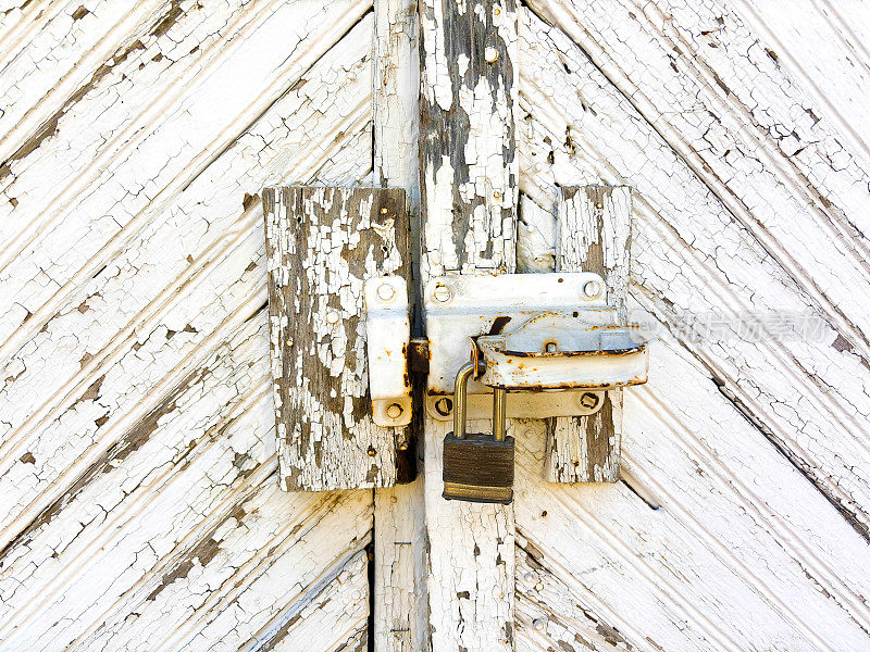 圣达菲风格:挂锁在风化的白木车库门上