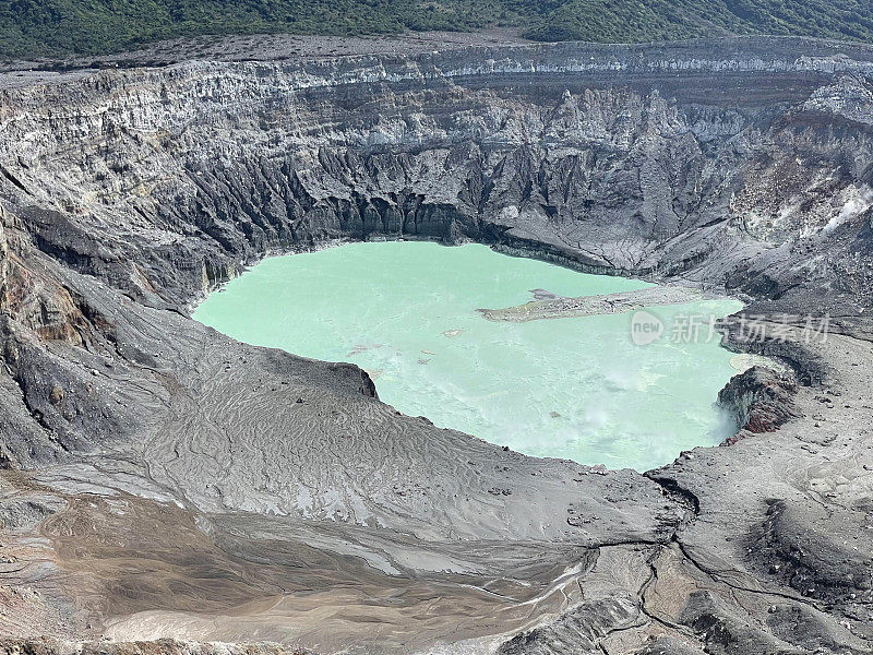 从哥斯达黎加波阿斯国家公园的波阿斯火山边缘俯瞰火山口