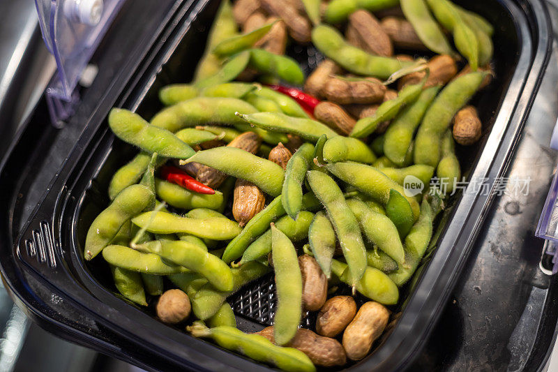 煮毛豆和煮花生