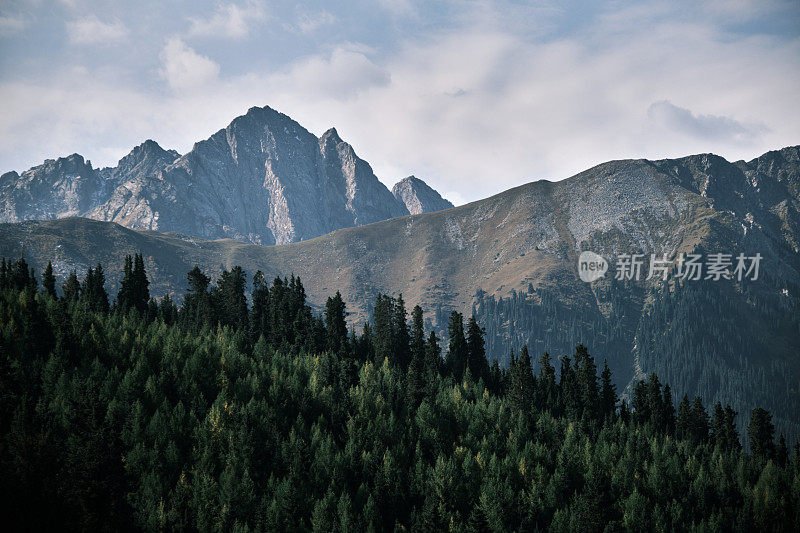 从Jeti-Oguz峡谷俯瞰山峰