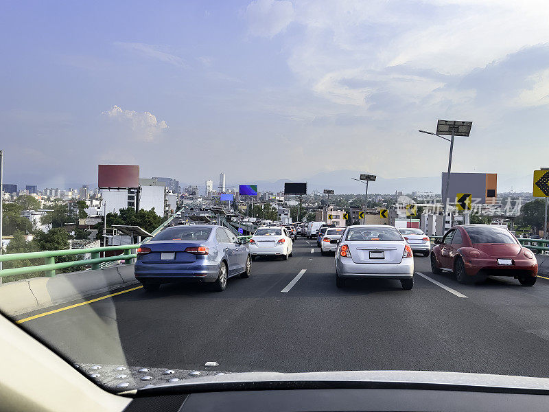 墨西哥城高架公路上的交通堵塞