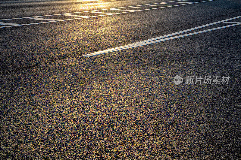 夕阳下的柏油路，特写，抽象的城市背景