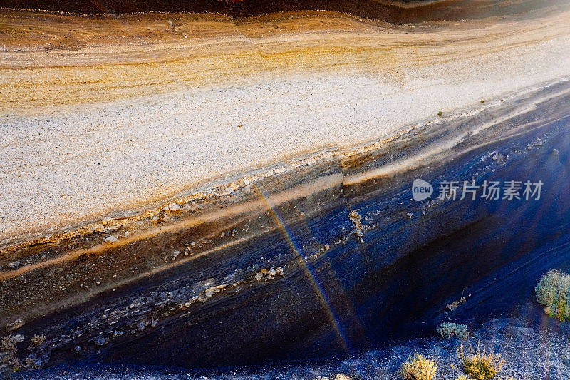 在泰德火山附近，声石器时代和玄武岩地质地层形成了色彩鲜明的美丽岩层。