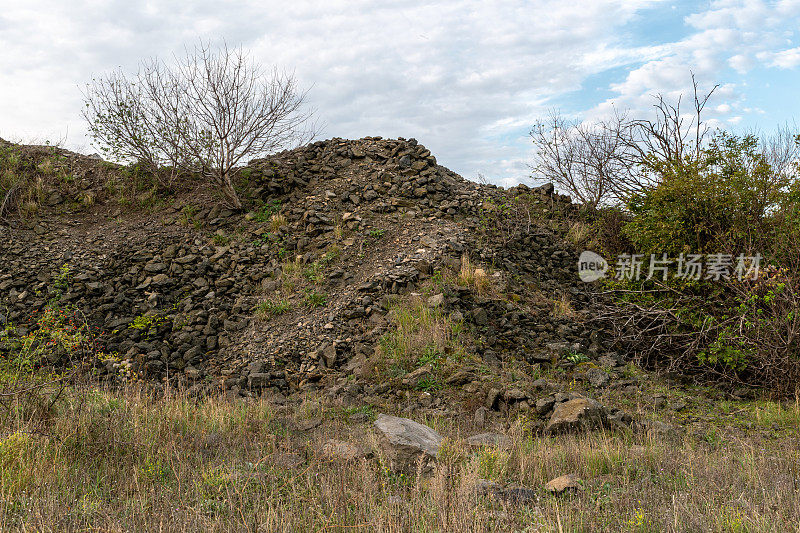 废弃的玄武岩采石场