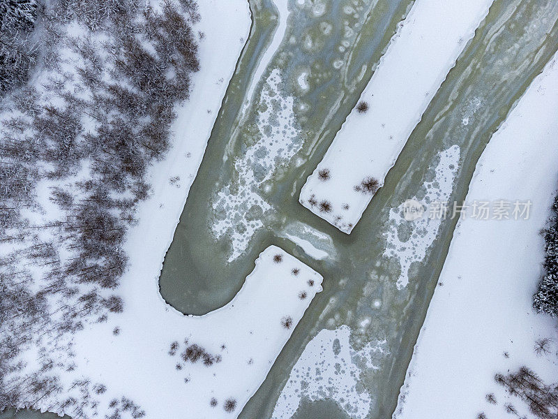 鸟瞰图冬天结冰的池塘被冰雪覆盖