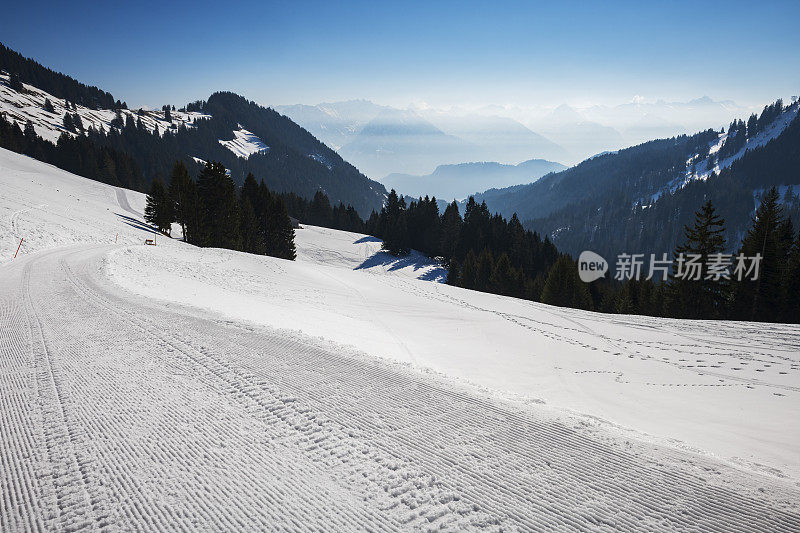 奥伯斯多夫附近奥尔高阿尔卑斯山的冬季景观