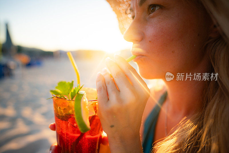 一个女人喝鸡尾酒的特写镜头