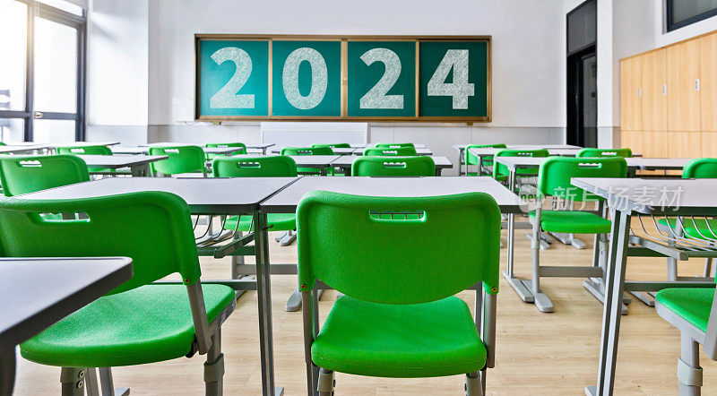 黑板上写着新年数字2024