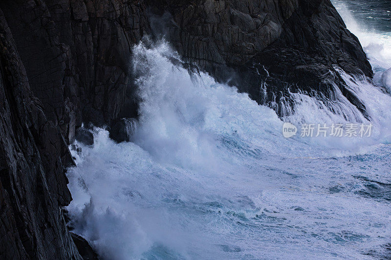 暴风雨中，汹涌的海浪冲击着悬崖