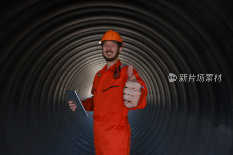 聪明工程师的画像在隧道施工现场表现出工作的成功