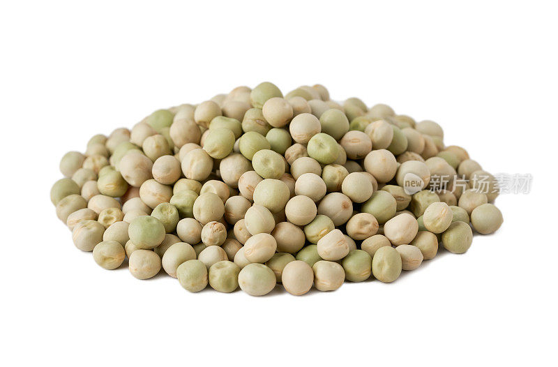 白色背景上分离的干绿色豌豆浆料。堆干的青豆料孤立。堆干青豌豆面糊隔离食品