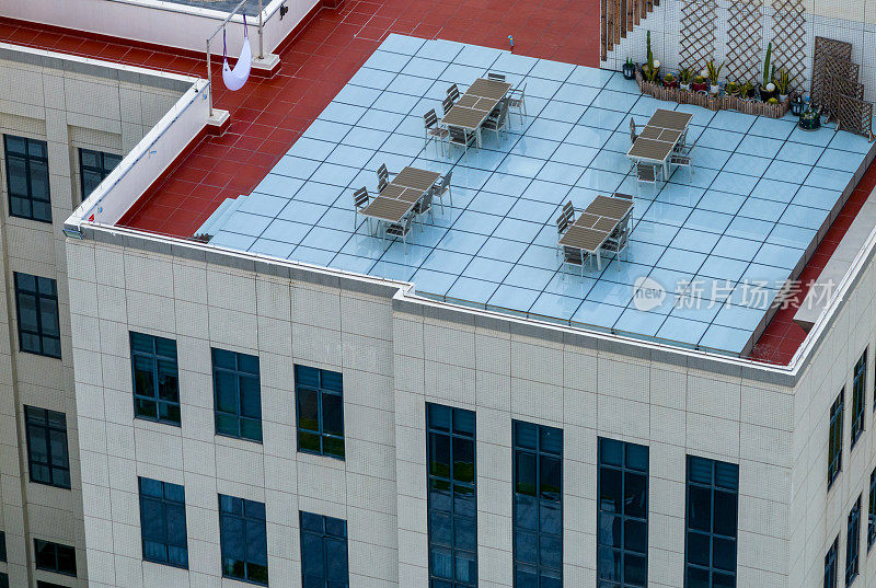 桌子和椅子可以鸟瞰屋顶