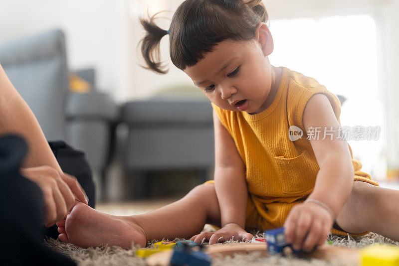 可爱的小女孩在玩积木