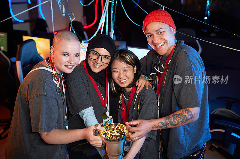 不同的女性玩家团队庆祝电子竞技的胜利